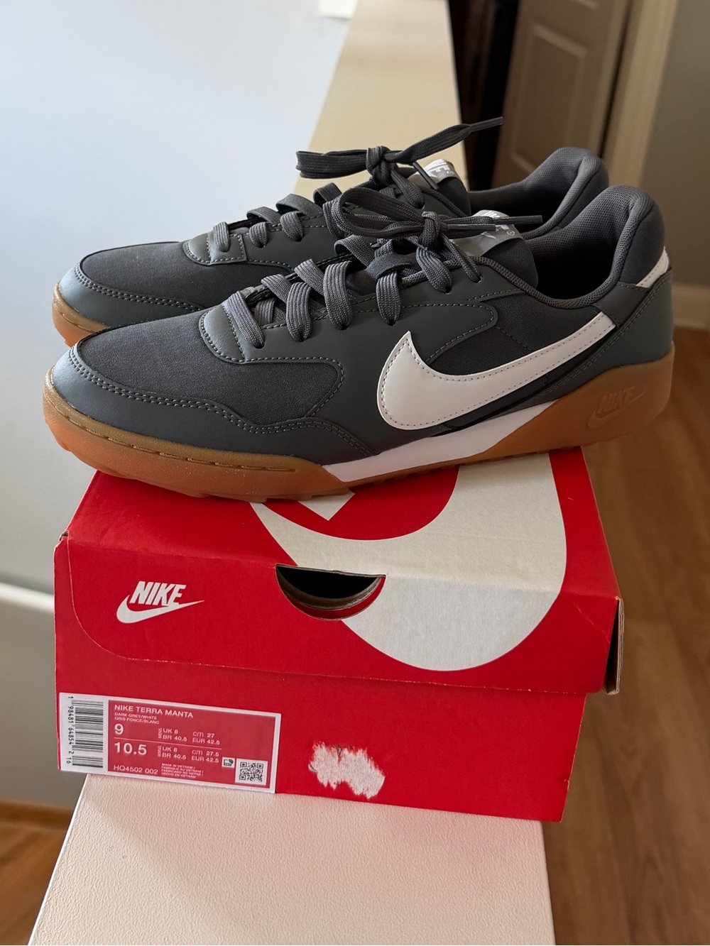 Brand new”NIKE Terra Manta”UNISEX sneakers.Size-M-9,W-10,5.Color-dark gray/white